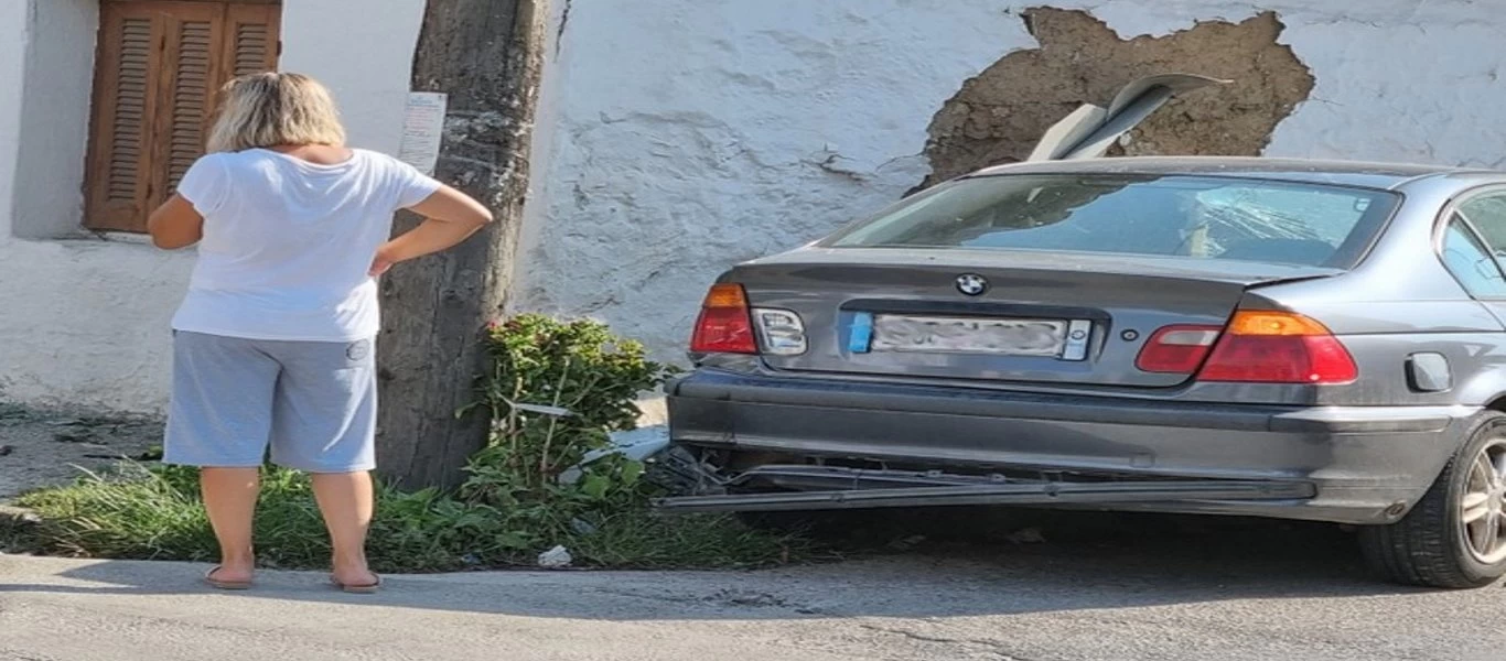 Τρίκαλα: Αυτοκίνητο άνοιξε τεράστια τρύπα σε τοίχο σπιτιού ύστερα από μετωπική σύγκρουση